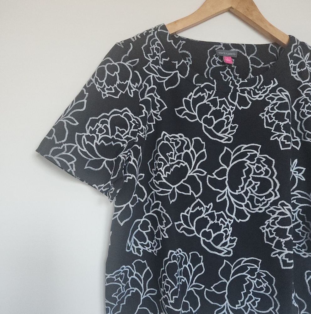 Vince Camuto Floral Stitch Top NWT - Picture 2 of 9